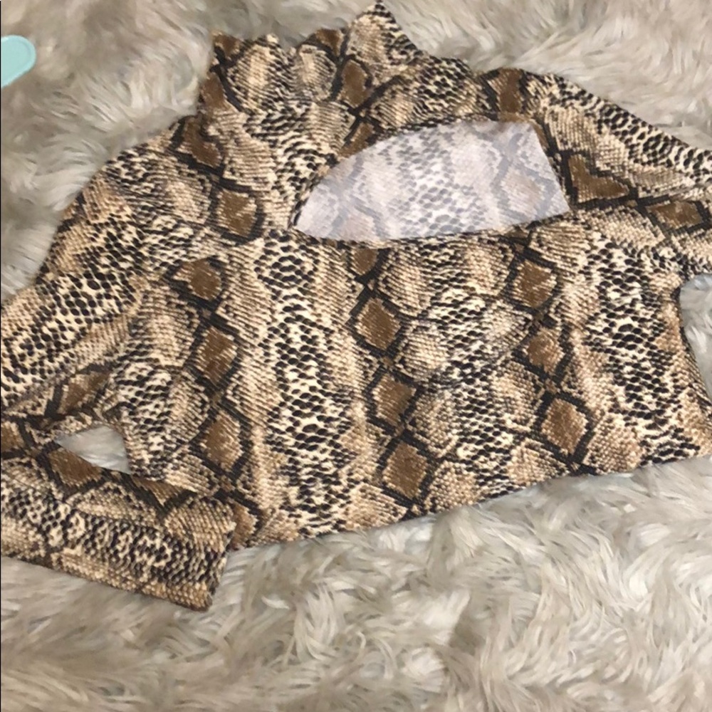 Snake skin cut out blouse , 1XL.